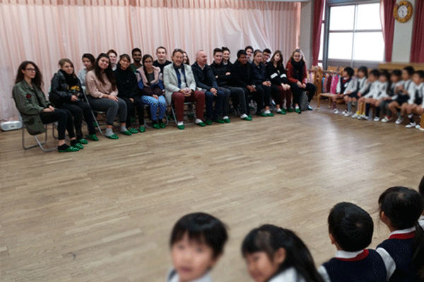 【2018年日仏交換留学プログラム6日目】今日は須磨幼稚園を訪問しました。
元気いっぱいの園児たちとの交流を楽しまれたようです。