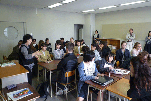 【2018年日仏交換留学プログラム4日目】今日は神戸国際中学高等学へ行ってきました。
そこでは、授業見学や交流授業もあり、貴重な体験をすることができました。