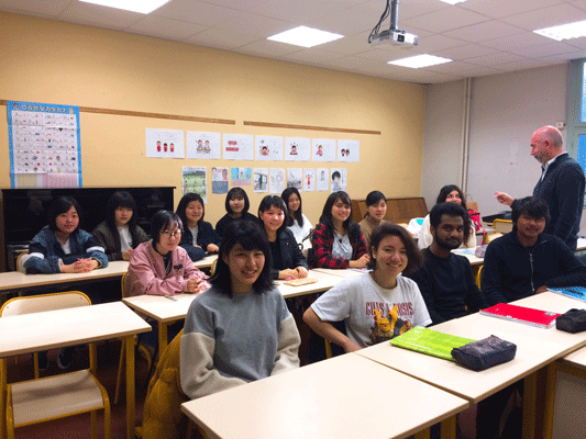 【日仏交換留学プログラム4日目】本日は、学校で授業に参加しました。写真は、日本語の授業の様子です。フランス人の生徒と、互いに日本語で質問をしたりと、楽しい時間を過ごしました。