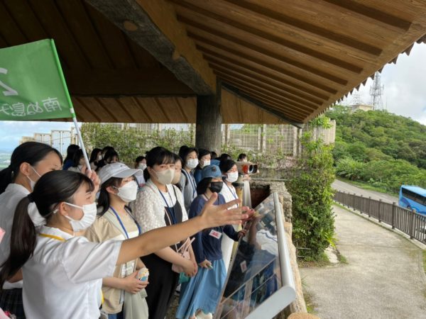【石垣島修学旅行2日目バンナ展望台】八重山商工高校のガイドさんに説明を受ける様子