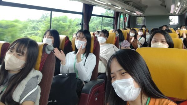 【石垣島修学旅行1日目】沖縄の歌で盛り上がるバス内