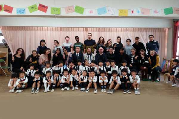 【2018年日仏交換留学プログラム6日目】今日は須磨幼稚園を訪問しました。
元気いっぱいの園児たちとの交流を楽しまれたようです。
