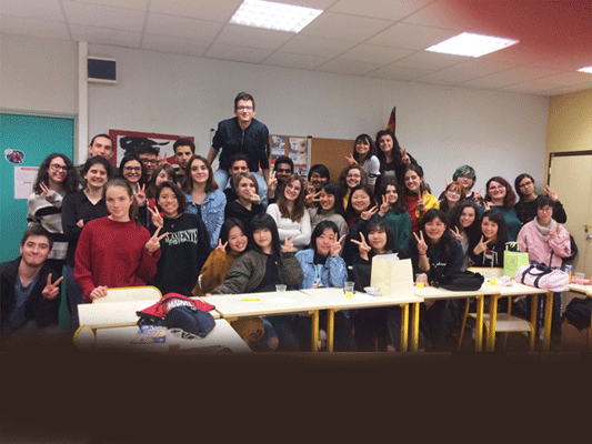 【日仏交換留学プログラム8日目】日本語を勉強しているフランス人生徒の皆さんが、さよならパーティーを開いてくれました。皆で写真を撮ったり、別れを惜しみつつ、楽しい時を過ごしました。
