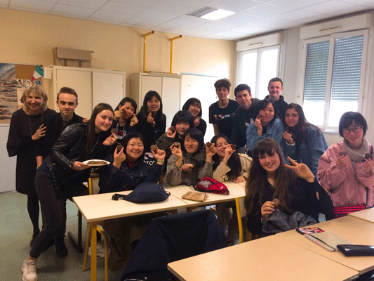 【日仏交換留学プログラム8日目】学校に登校するのも、今日が最後です。朝から英語の授業、イタリア語の授業を受けました。英語の授業では、お互いに英語で質問をし合いました。日本に興味のある生徒も多く、中には今年、日本を訪れたいと希望している生徒もいました。イタリア語の授業では、イタリア語での自己紹介の言い方を学び、フランス人生徒達と実際に、イタリア語で自己紹介をしました。その後、イタリアのお菓子を頂きました。午後からは、日本語の授業を受ける予定です。最後に、フランス人生徒達が、さよならパーティーを開催してくれることになっています。その様子は、追ってお伝え致します。