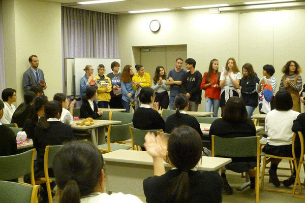 【2019年日仏交換プログラム2日目】今日は、全校生徒による歓迎会が開かれました。フランス人生徒が一人ずつ自己紹介を日本語で上手にしていました。午後は本校のフランス語の授業を一緒に受講しました。