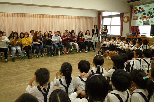 【2019年日仏交換プログラム5日目】今日は午後から須磨幼稚園に行きました。子供たちは元気よく歌を歌って、フランスからの学生を歓迎しました。またフランス人学生の日本語での自己紹介に、子ども達はとてもおもしろそうに笑顔で聞いていました。