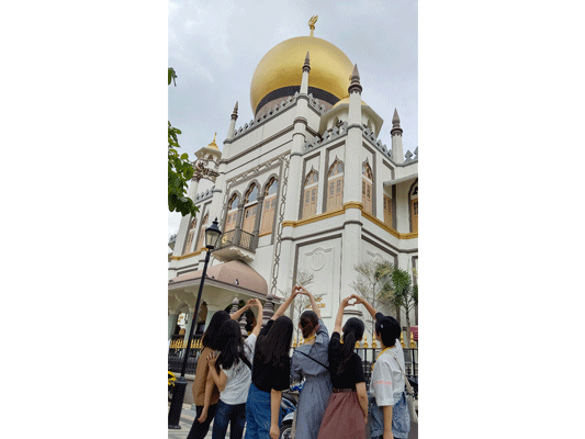 【シンガポール修学旅行2日目観光】伝統の香水を入れるガラスの容器はとてもきれいでした。
モスクでは丁度礼拝が行われており、たくさんの方が訪れていました。