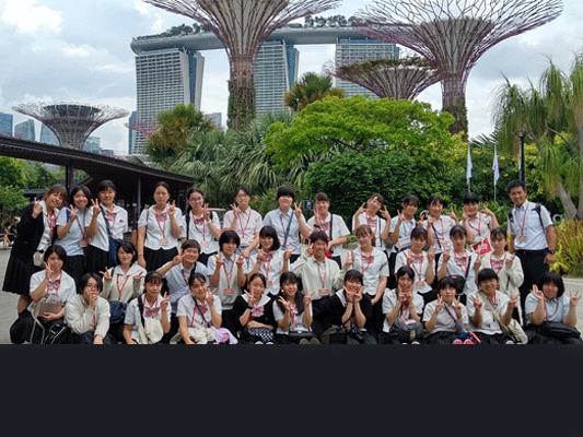 【シンガポール修学旅行3日目クラス写真】ガーデンズバイザベイに入館する前にスーパーツリーとマリーナベイサンズをバックにクラス写真を撮りました。すばらしい背景です。
1組
