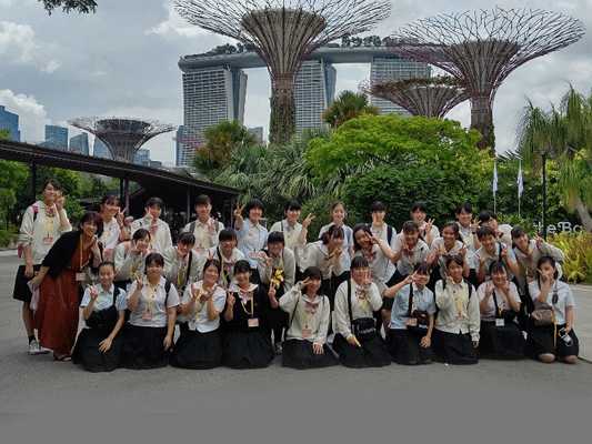 【シンガポール修学旅行3日目クラス写真】ガーデンズバイザベイに入館する前にスーパーツリーとマリーナベイサンズをバックにクラス写真を撮りました。すばらしい背景です。
3組